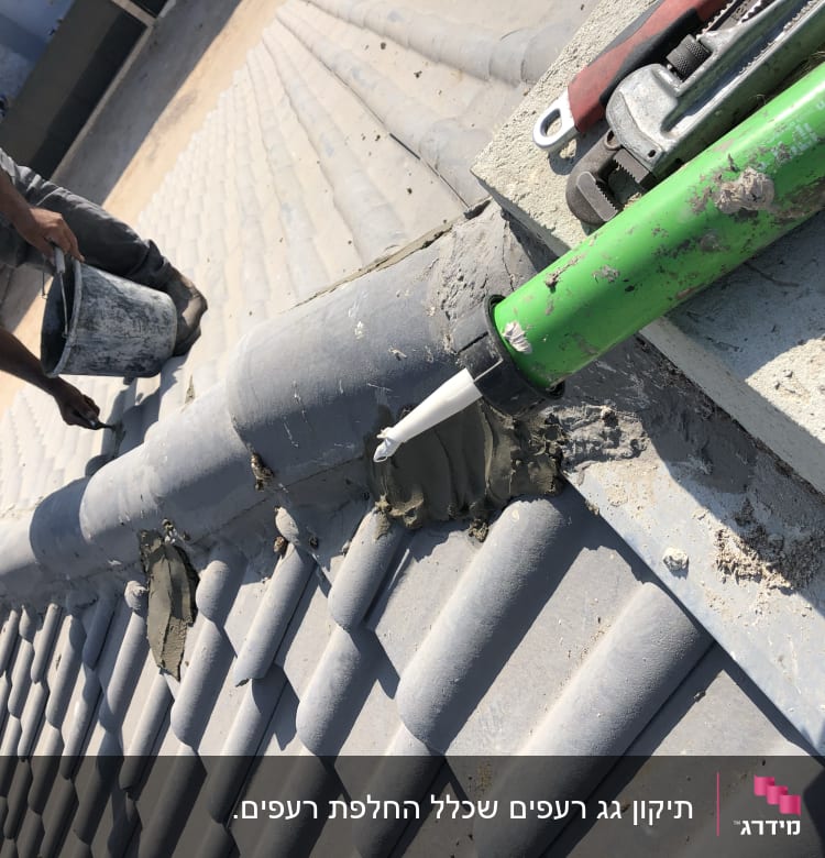 עובד על גג רעפים עם כלי עבודה ודלי